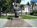 Памятник народному поэту Абхазии Дмитрию Гулиа, был редактором первой абхазской газеты «Апсны». 
За памятником - музей поэта.