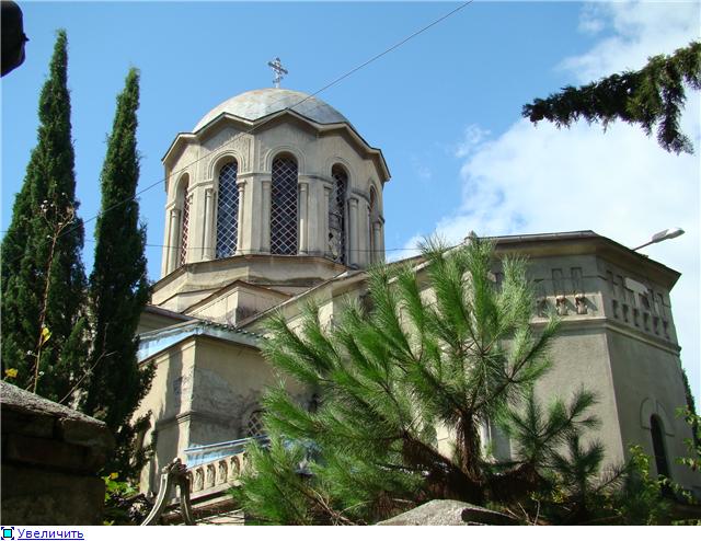 Сухумский кафедральный собор Благовещения Пресвятой Богородицы был построен в 1915 году на средства греческой общины г. Сухума и до 40-х годов ХХ века являлся Греческим храмом.