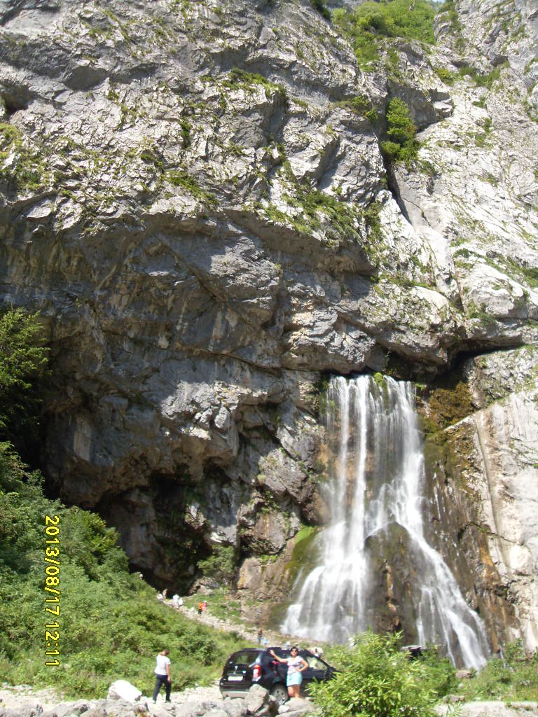Неваляшка-Дастер у Гегского водопада