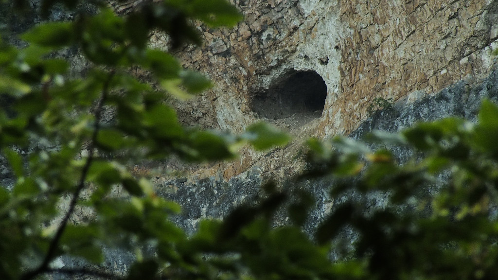 Пещера в районе армянского поселения. Её видно со стороны дороги Иверской горы. К сожалению, в интернете я так и не нашёл информации об этой пещере.