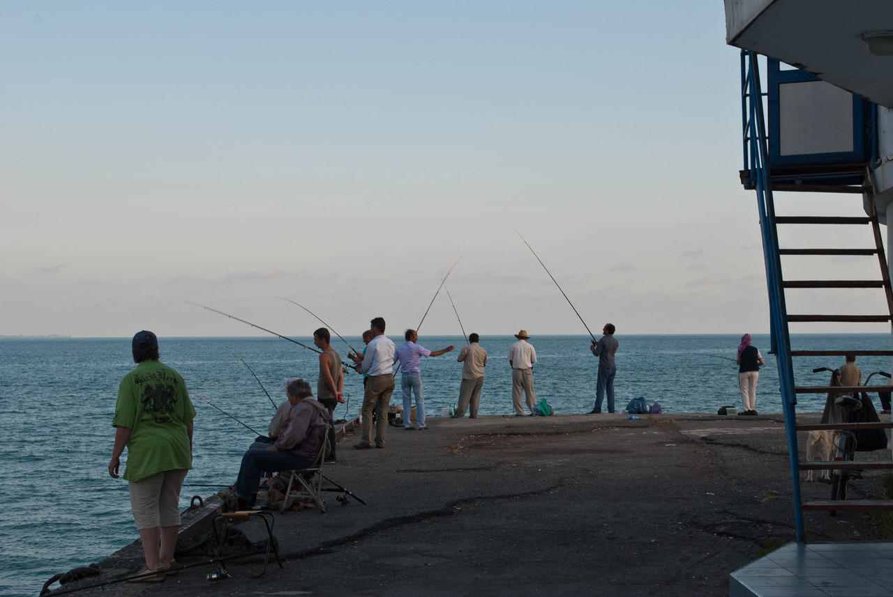 Рыбаки за кафе "Апра"