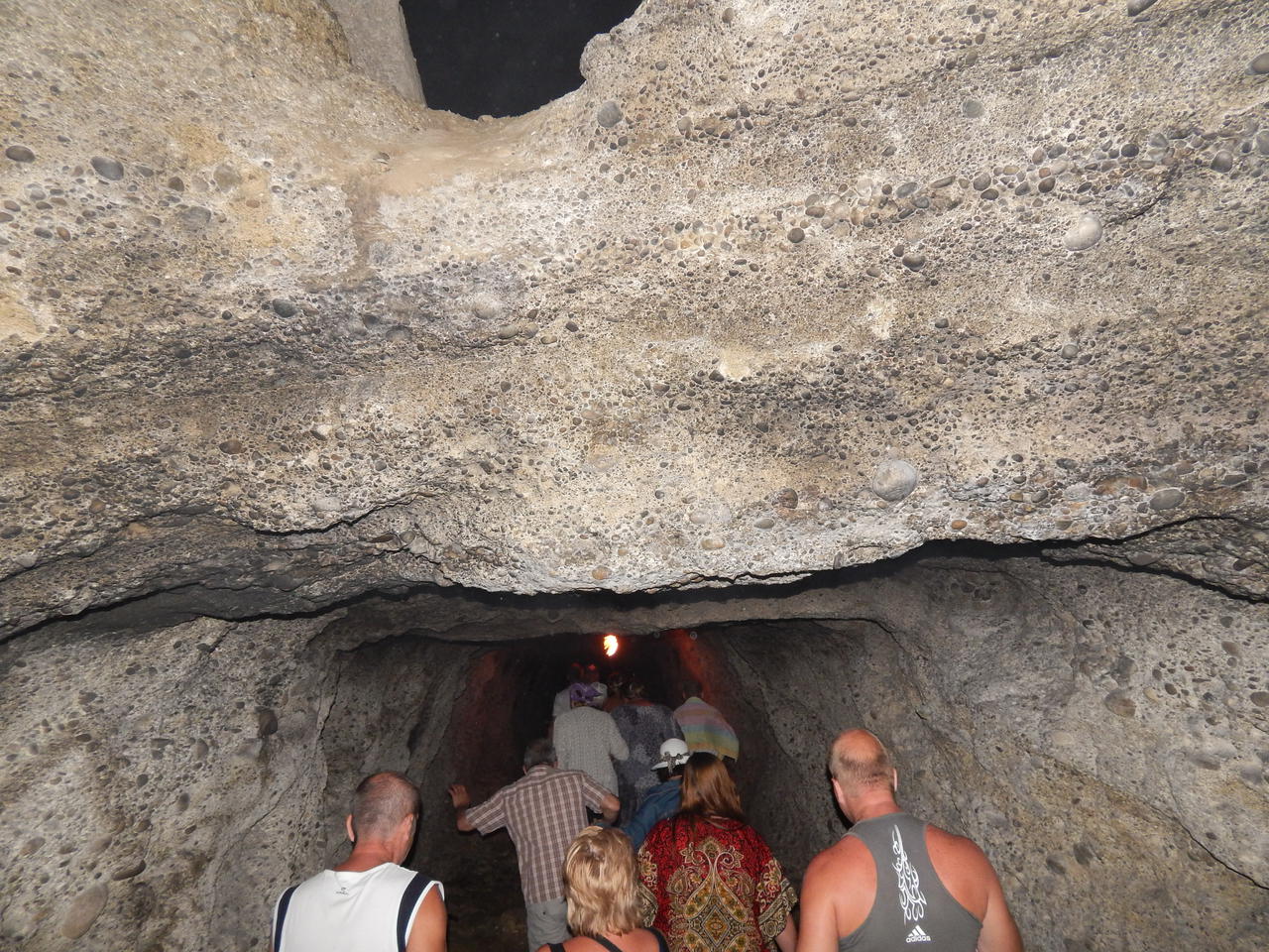 Пещера (видны оба уровня прохода)