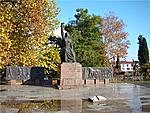Гудаута. Ноябрь 2009г. Памятник Победы в ВОВ