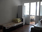 SDC10092 Одна из комнат с 2мя спальными местами с новой мебелью и постельными принадлежностями,в квартире вся быттех.,сплит,тв.