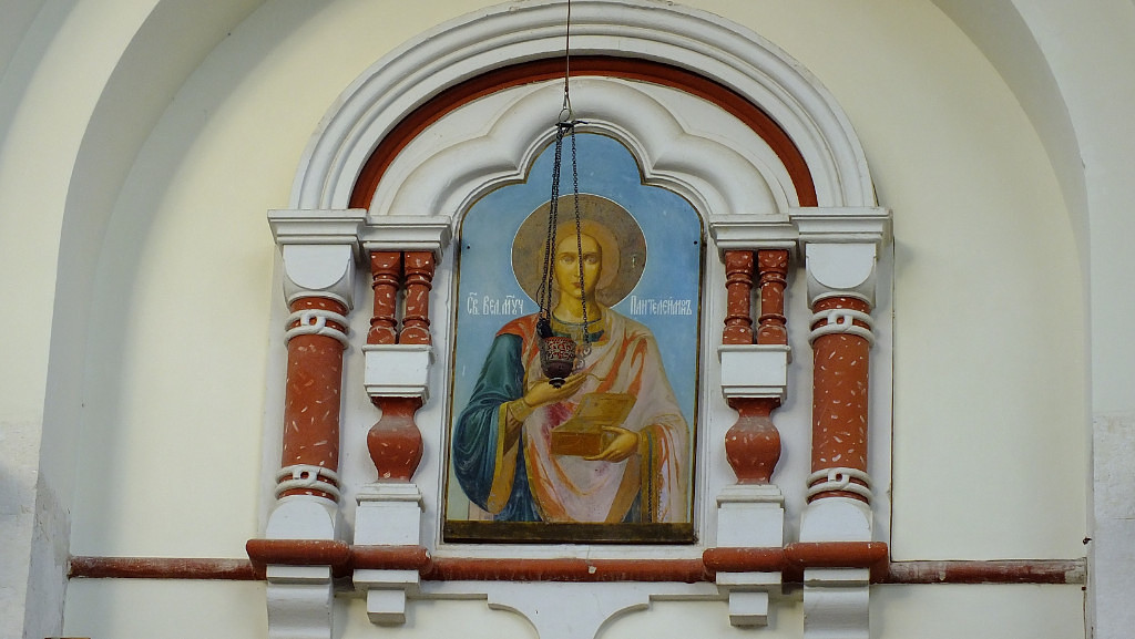 Икона Святого мученика Пантелеймонна на фасаде здания новоафонского храма