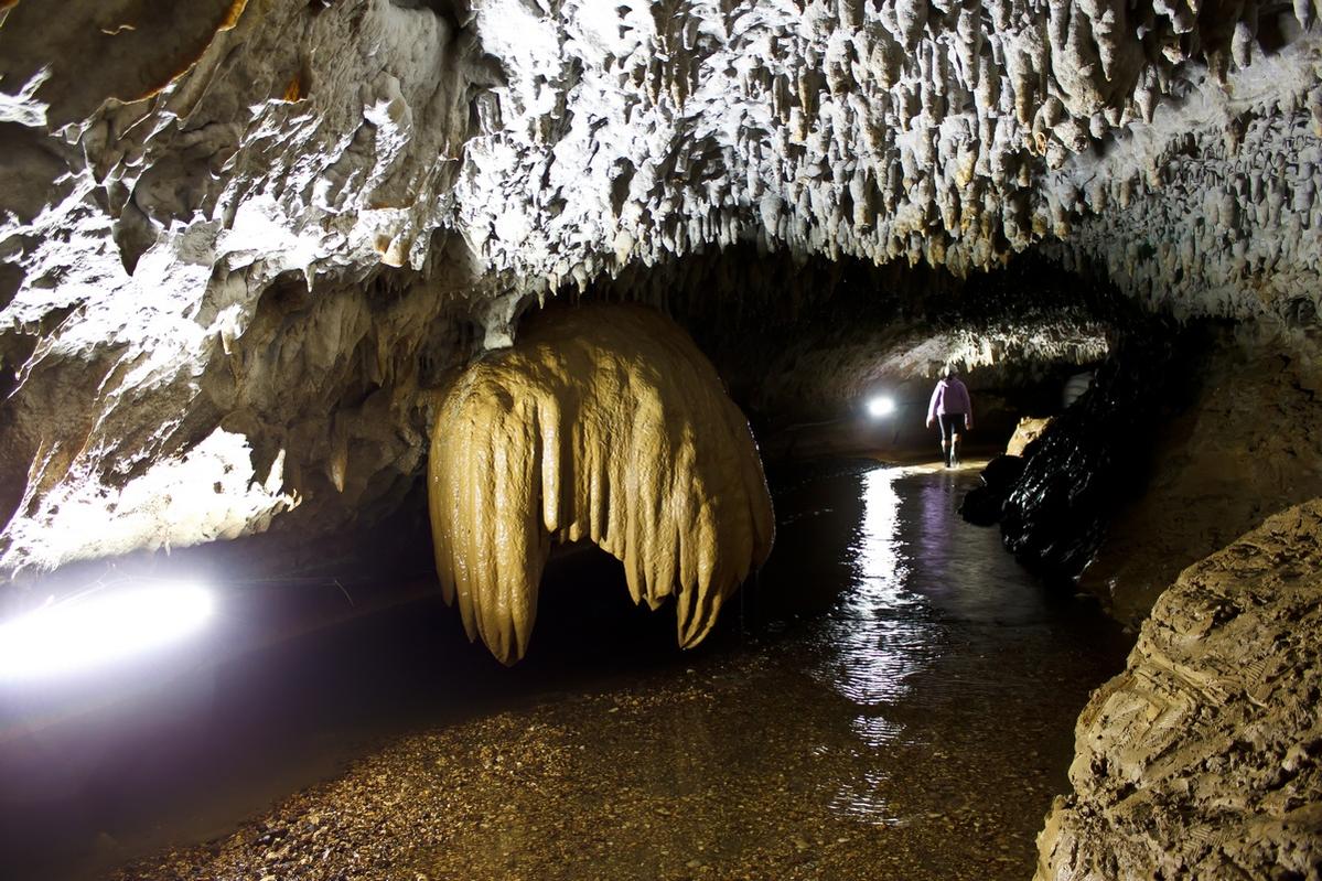 Маршрут в пещере проходит по руслу небольшой речки.