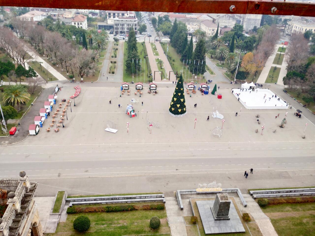 Площадь Свободы и главная ёлка Абхазии, Сухум