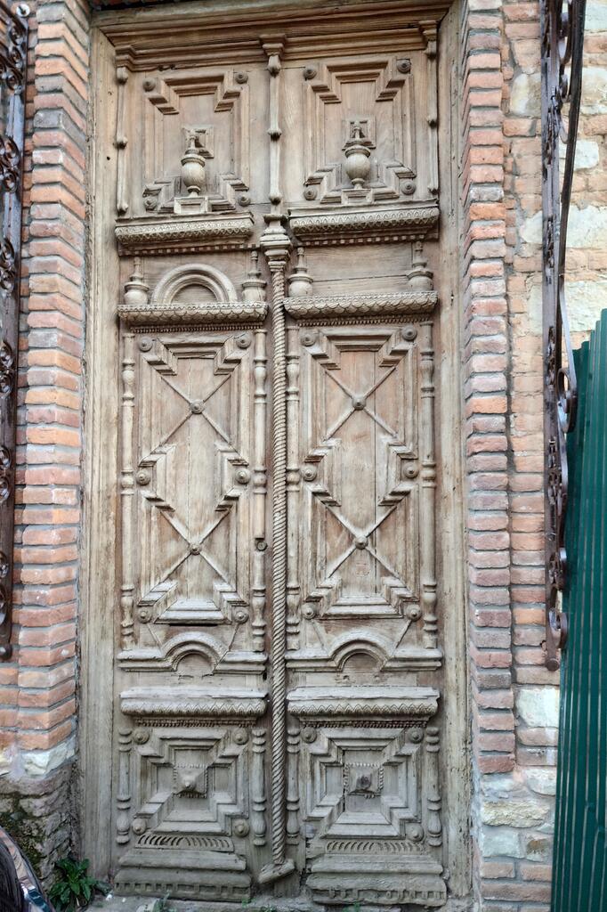 Старинные двери. Сухум