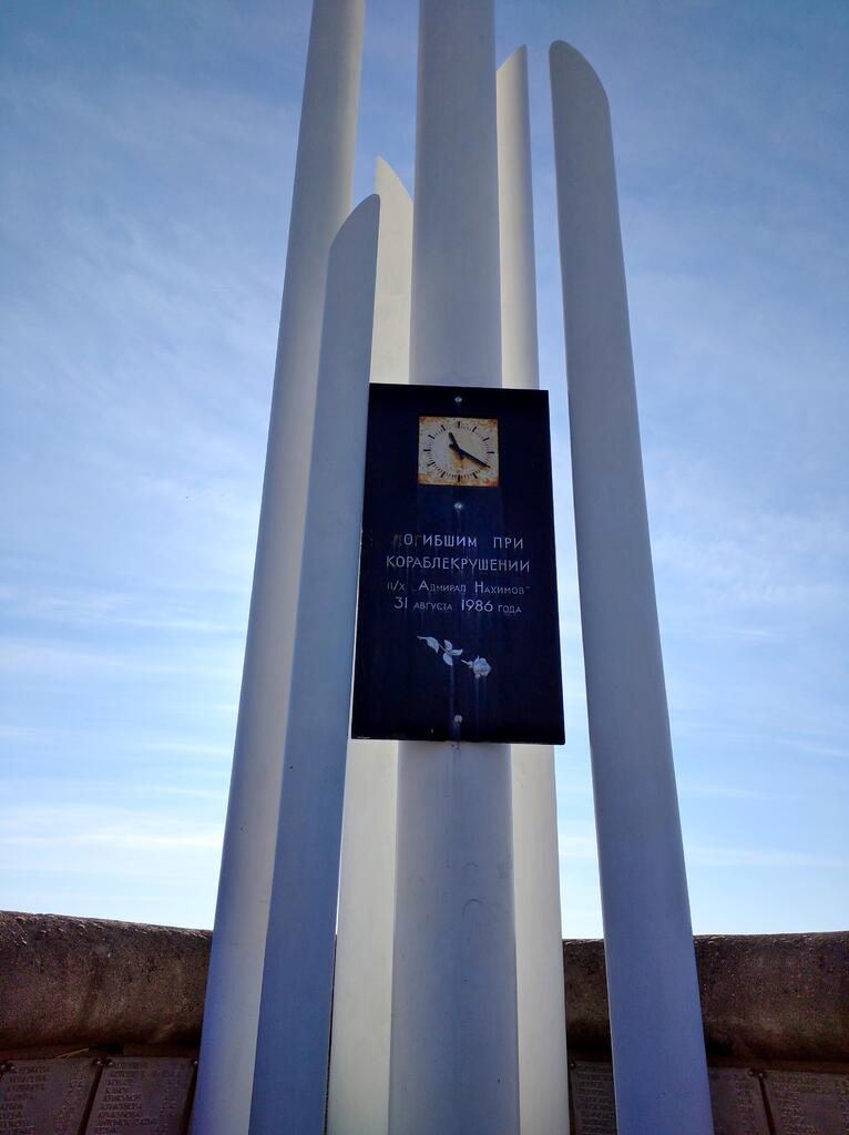 памятник жертвам трагедии на "Адмирале Нахимов"