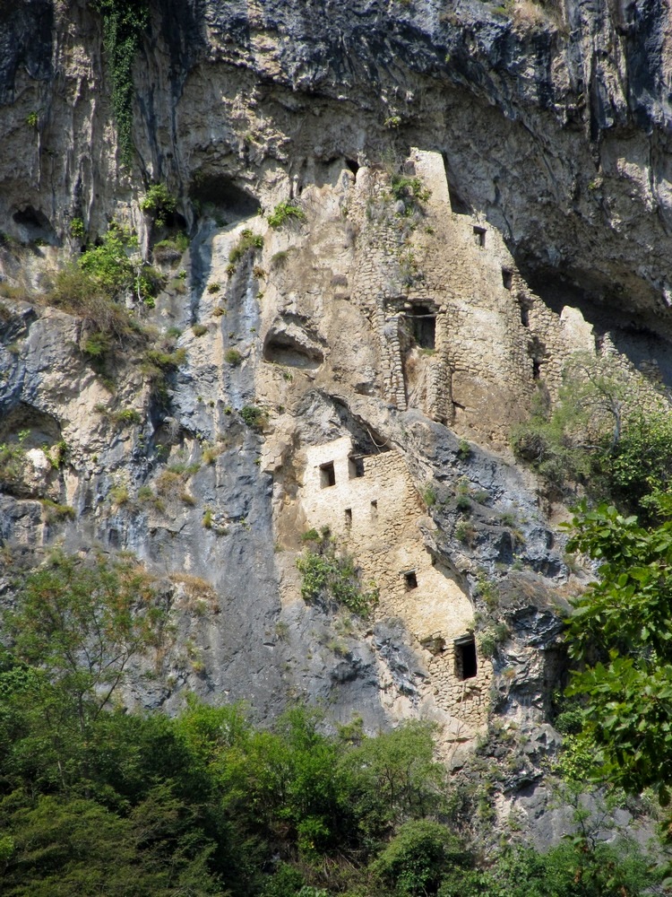 Манастырь в скале